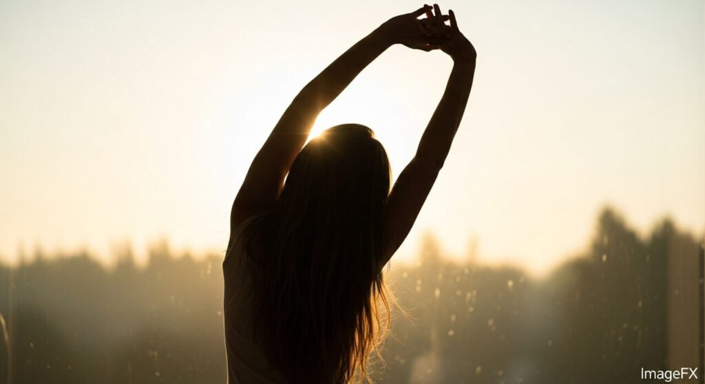 朝の光を浴びて背伸びをするシルエット